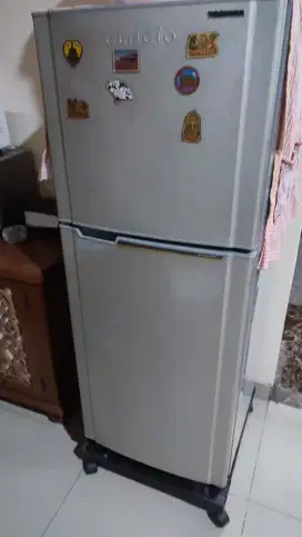 Kulkas Toshiba GLACIO 2pintu