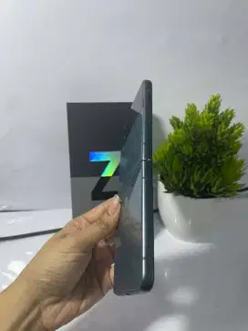 SAMSUNG Z FLIP 3 RAM 8/256GB ORIGINAL SEIN NORMAL 

TAMPILAN