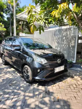 Daihatsu sigra hitam