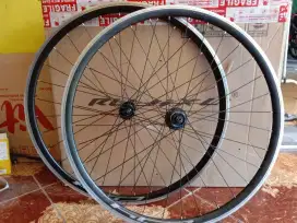 Whellset balap rimbrake coporan Polygon Strattos