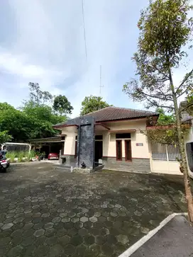 Rumah Adem Halaman Luas di Margomulyo Seyegan