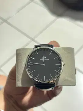 Jam Tangan DW MURMER BUTUH UANG