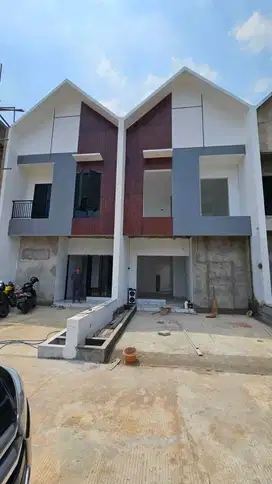 Dijual rumah 2 lantai lokasi strategis dekat ke LRT Cibubur Ciracas