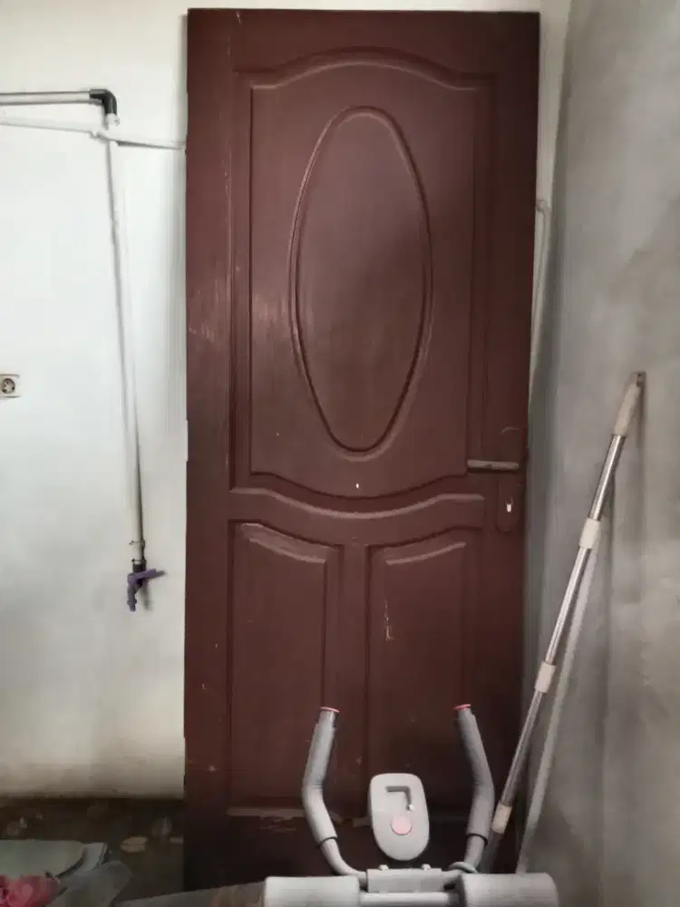 Pintu kamar kamper