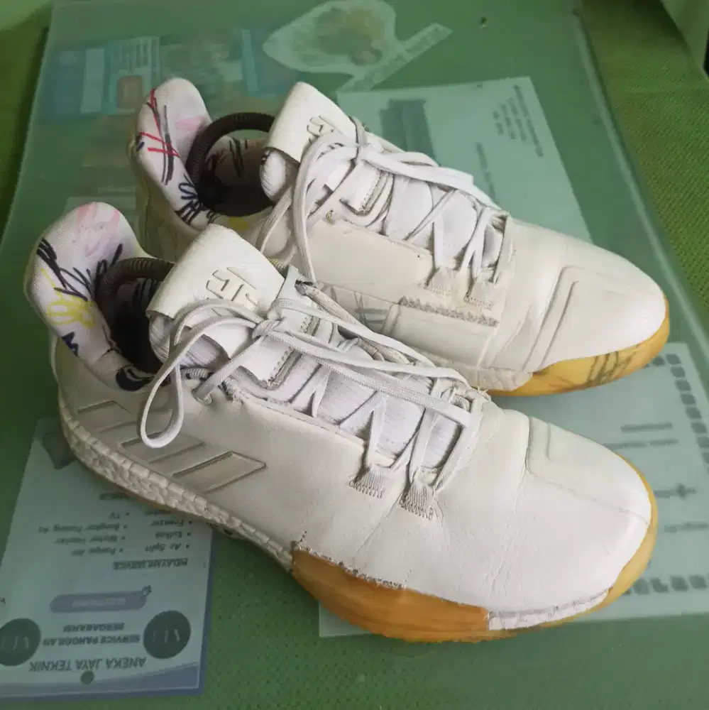 Sepatu Basket Adidas size 42