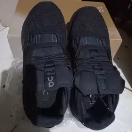 Sepatu On Cloud Running Original dan New