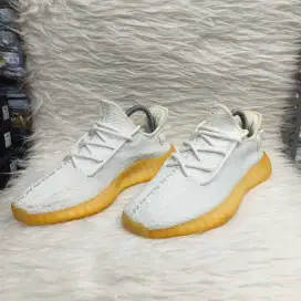 Sepatu Sneakers Adidas Yeezy Boost 350 V2 White Size 41⅓ Preloved