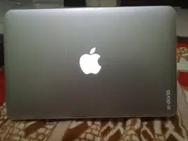 Dijual laptop macbook air 2012 masih mulus bagus 11 inch