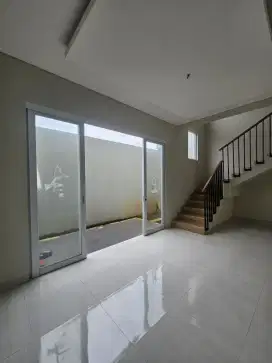 Rumah megah sangat dekat dengan pintu tol kukusan
