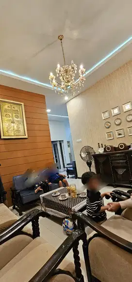 Rumah mewah jalan 12 m di sulfat posisi hook bonus furniture mewah