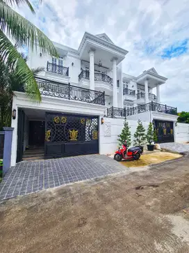 Rumah Dijual Cilandak, Private Lift, Pool. Komplek, Depan Citos. NEGO