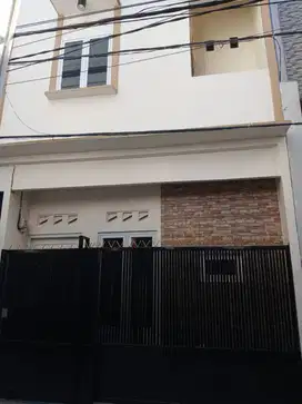 disewakan rumah bersih pusat kota dekat transportasi umum