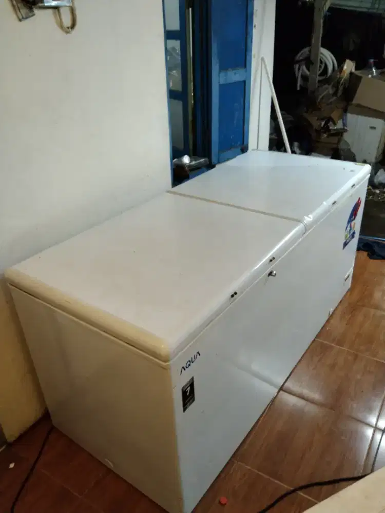 Freezer box besar dua pintu