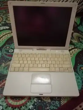 Laptop Apple warna putih