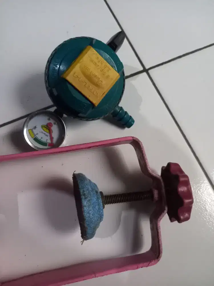 Kepala Regulator dan Pengaman Regulator Gas,masih sangat Bagus