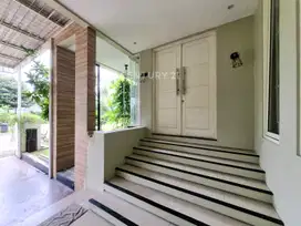Dijual Rumah Luas Dan Mewah Hadap Taman Di Kebayoran Bintaro 9196