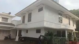 Rumah Sewa Menteng 2 lantai murah ada kolam renang bagus straegis