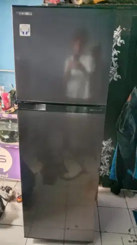 Dijual cepat Kulkas merek TOSHIBA INVERTER Normal siap pakai nominus