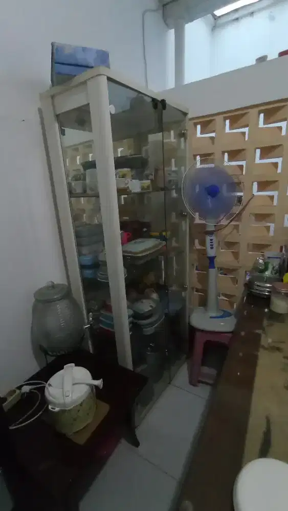 Dijual Murah Lemari Kaca warna putih