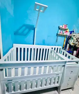 Tempat tidur bayi