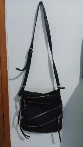 Preloved Tas Selempang Co-Lab Hitam