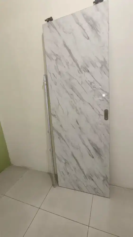 Dijual cepat pintu geser dari kayu lapis PVC motif marbel abu