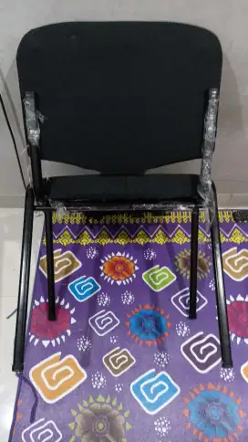 Kursi kantor besi hitam ada busa empuk