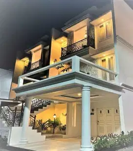 Rumah dengan konsep Classic Modern 3 lantai   ( ST)