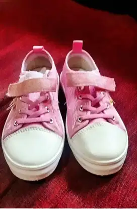 Dijual sepatu anak cewek merk nevada