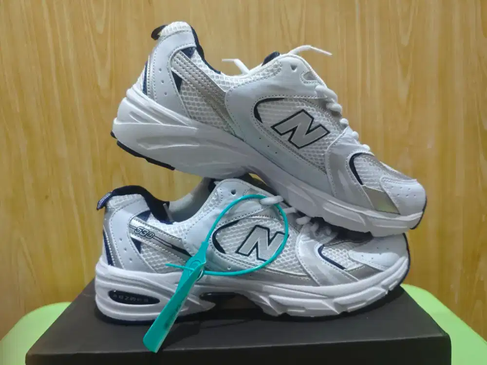 Sepatu running 530