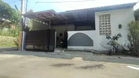 Sewa cepat rumah luas dihoek bisa banyak parkir mobil