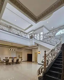 RUMAH MEWAH COKROAMINOTO SEMI FURNISH Pusat kota dekat Kartini