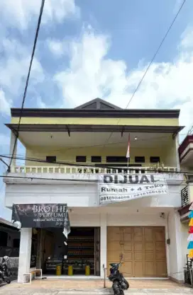 Dijual 1 Rumah + 4 Toko Sewaan