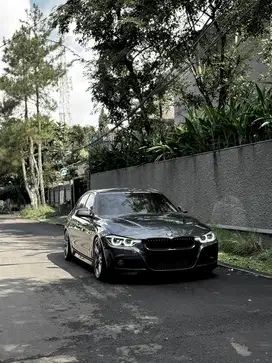 BMW F30 320i B48 Alcantara