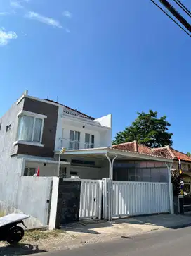 Suasana Bikin Betah Dijual Rumah Pinggir Jalan Strategis Harga Murah