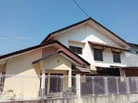 Disewakan Rumah Hoek Siap Huni di Taman Holis Indah