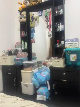 Di jual lemari kaca beserta lacinya, kayu jati asli 100 persen