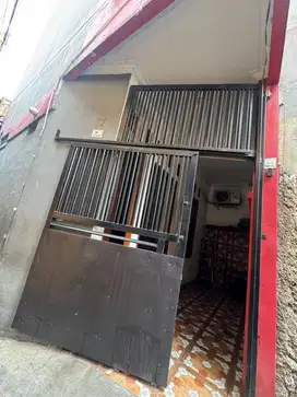 Disewakan Rumah 3 Lantai