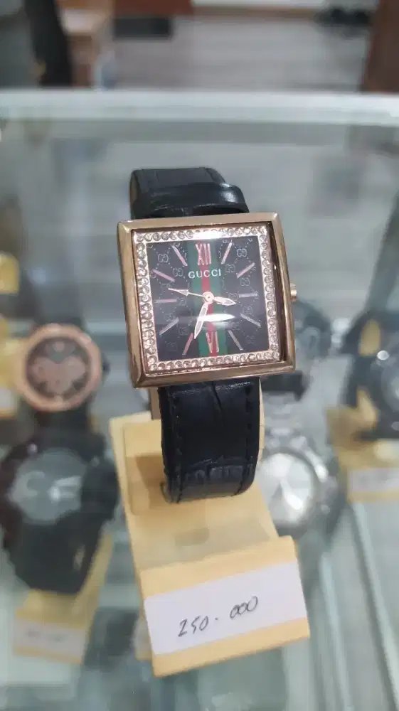 Dijual jam tangan merk Gucci sesuai gambar harga 250 RB