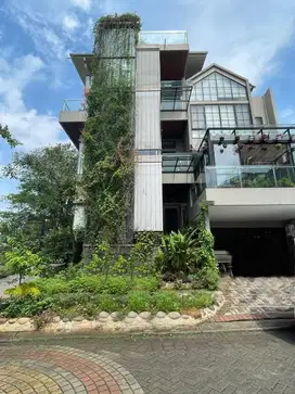 RUMAH SIAP HUNI BANGUNAN MANDIRI SPLIT LEVEL DI BSD CITY TANGERANG.