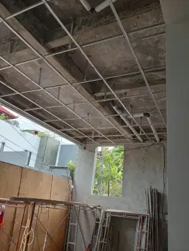 Partisi plafon gypsum PVC dan instalasi listrik