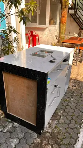 Meja kasir ada kaca tengah nya