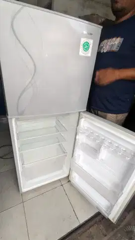 Kulkas 2 pintu normal dingin beku cepat merk SHARP