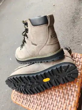 Jual sepatu outdoor Eiger original size 40 bisa byar cod d tempat
