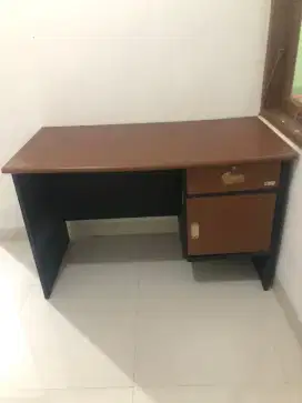 Meja kerja satuan bekas pemakaian pribadi