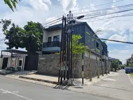 Rumah kolam renang solo