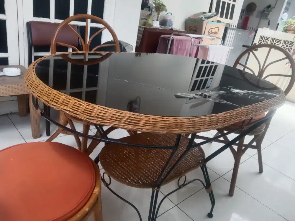 Meja makan rotan Satu set