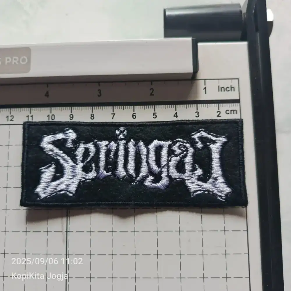 Emblem patch bordir seringai