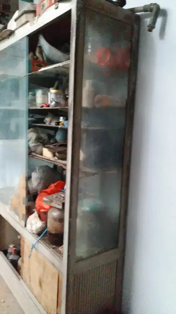 Etalase lemari kaca