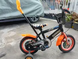 Sepeda anak sepeda balita belajar naik sepeda dengan dorongan